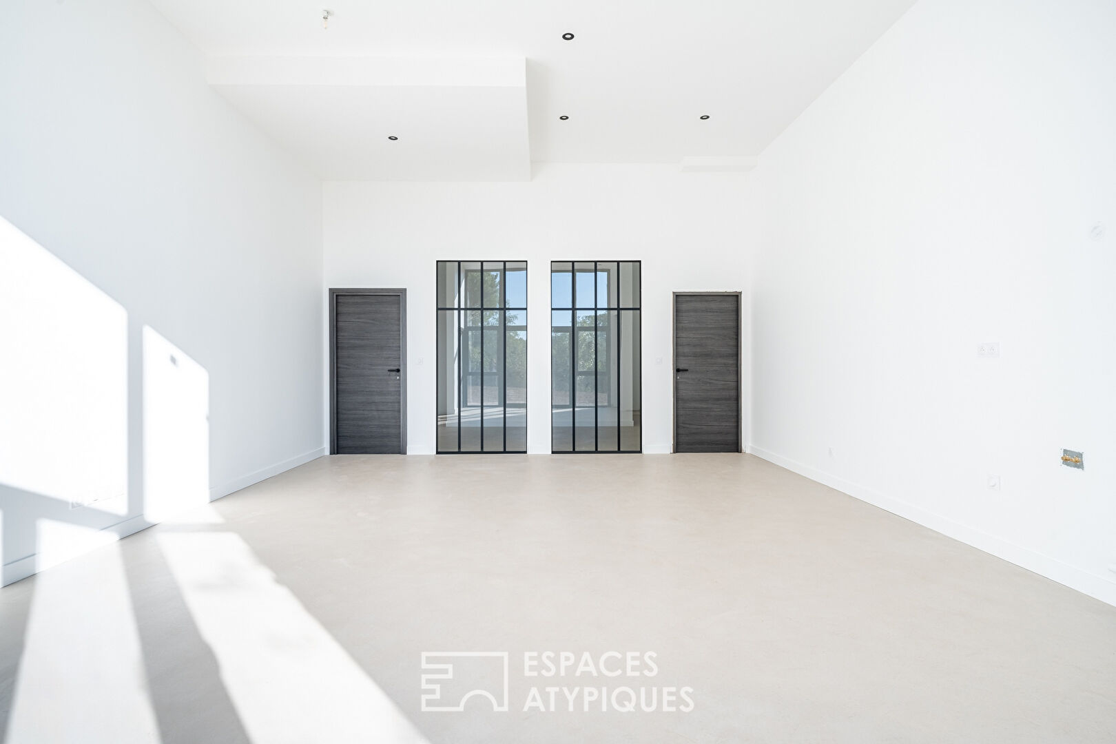 Contemporary loft with terrace, large garden and parking spaces