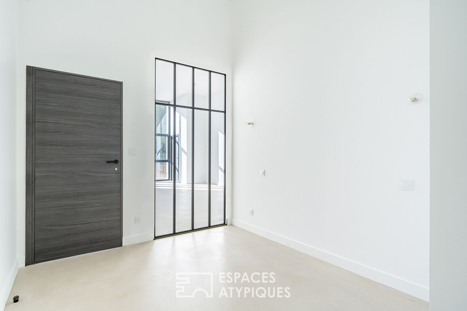 Contemporary loft with terrace, large garden and parking spaces