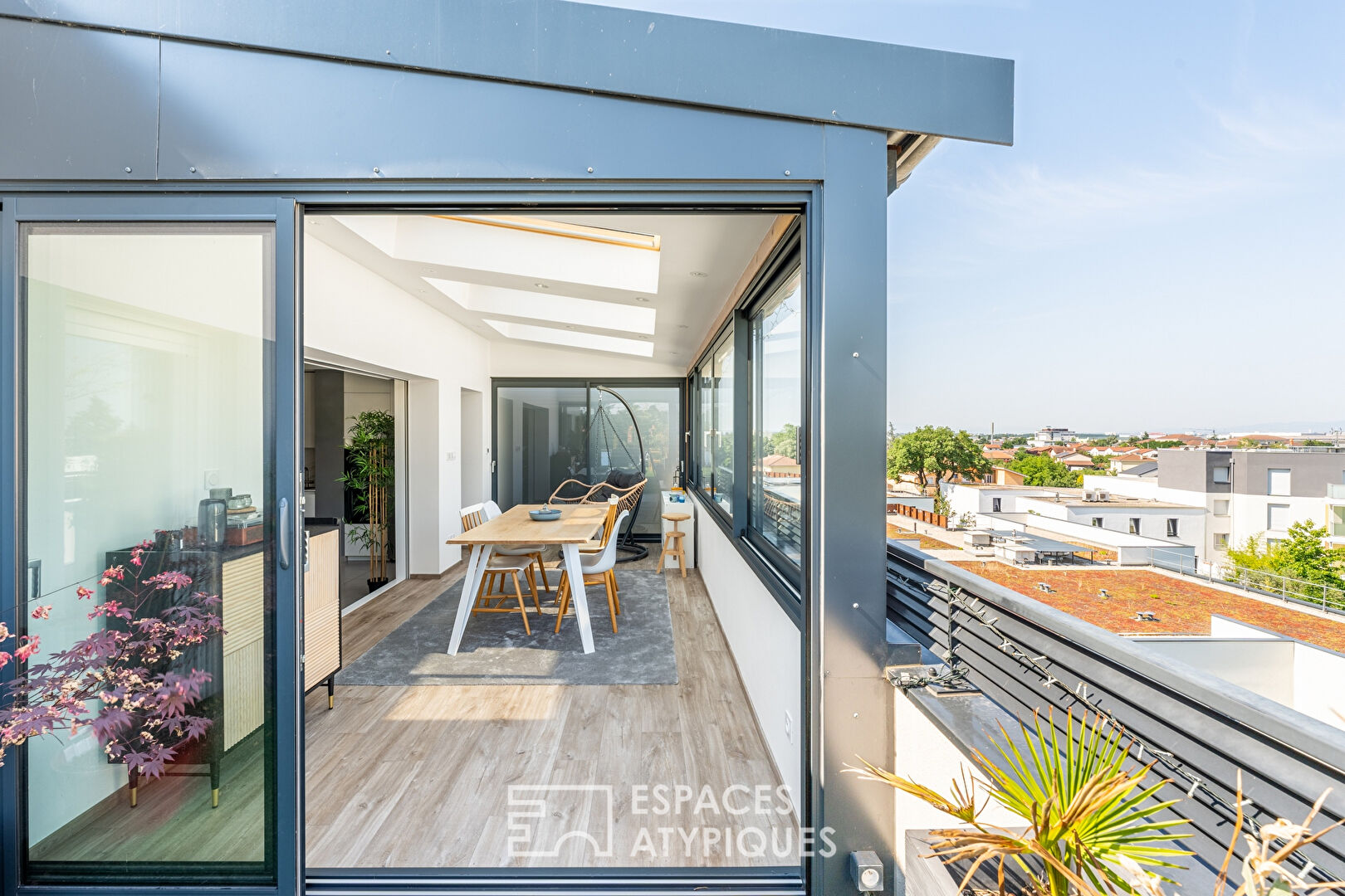 Top floor apartment with 90 m2 terrace