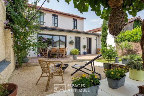 Maison avec extension contemporaine et dépendance