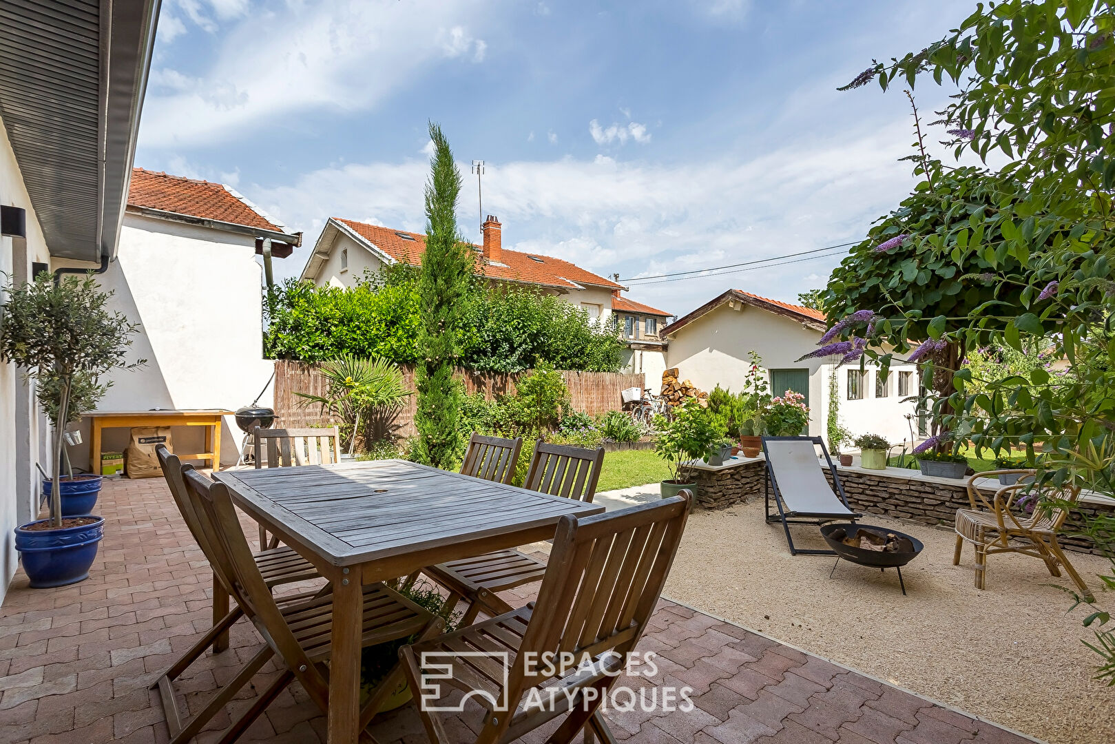 Maison avec extension contemporaine et dépendance