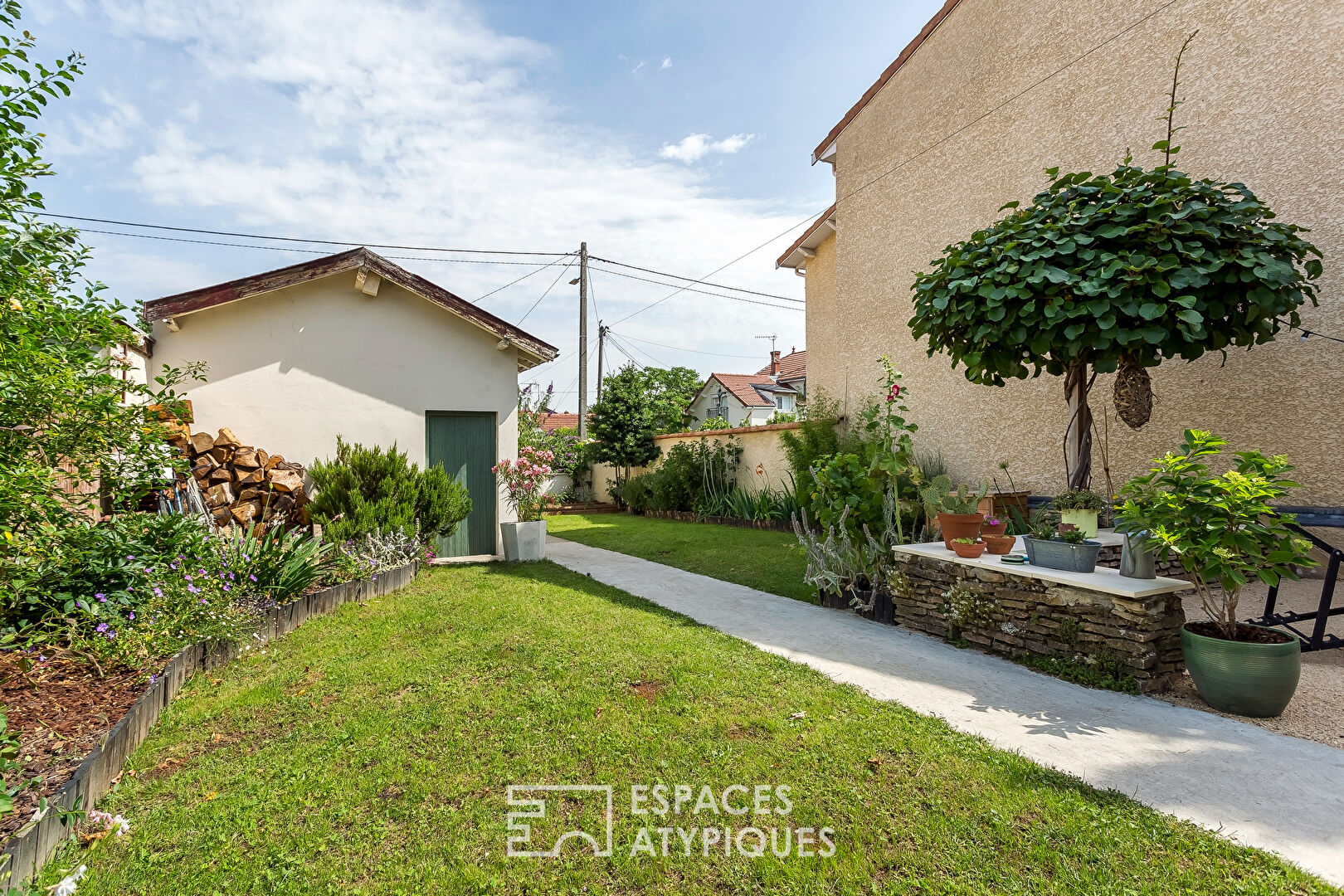 Maison avec extension contemporaine et dépendance