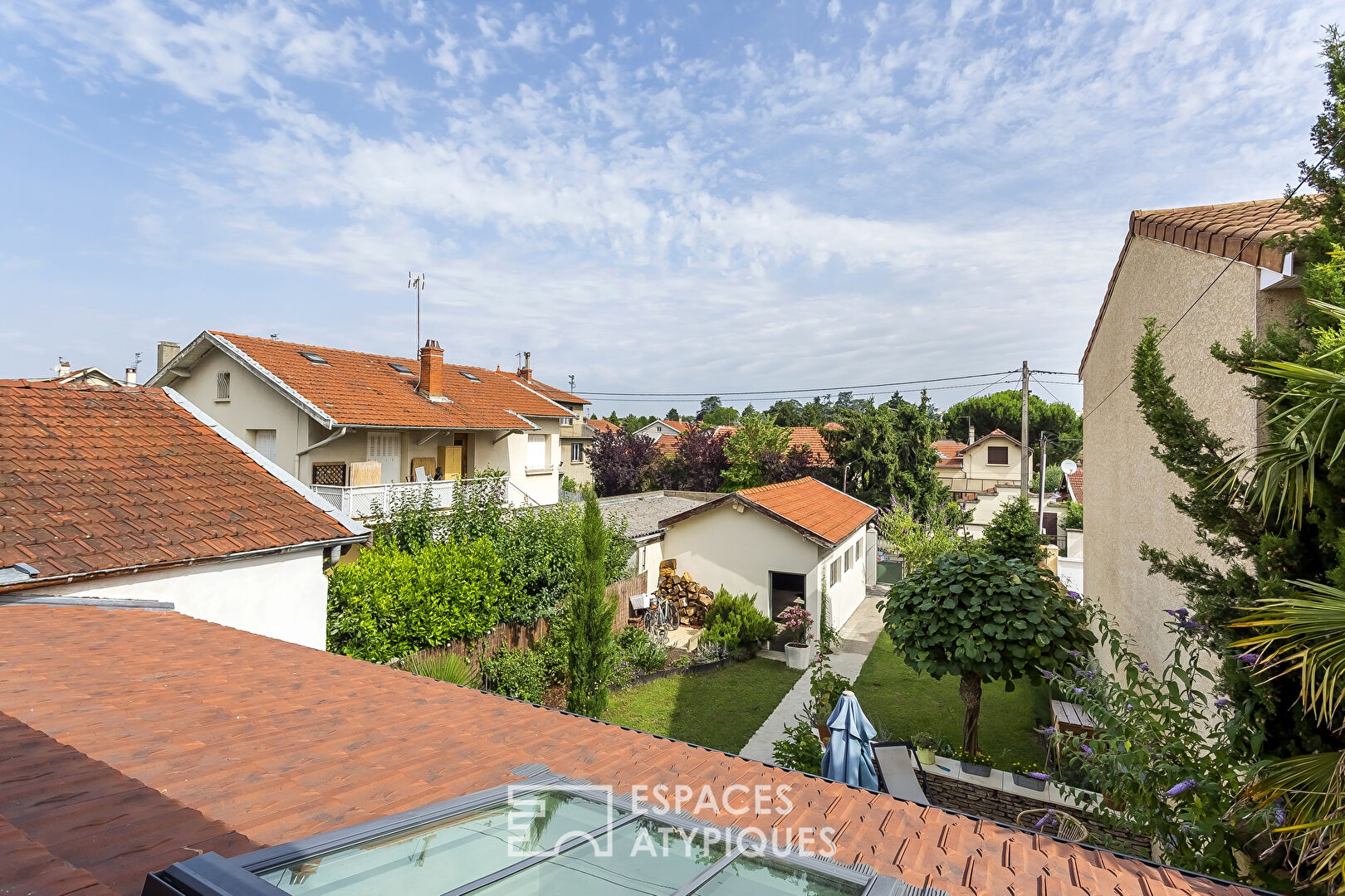 Maison avec extension contemporaine et dépendance