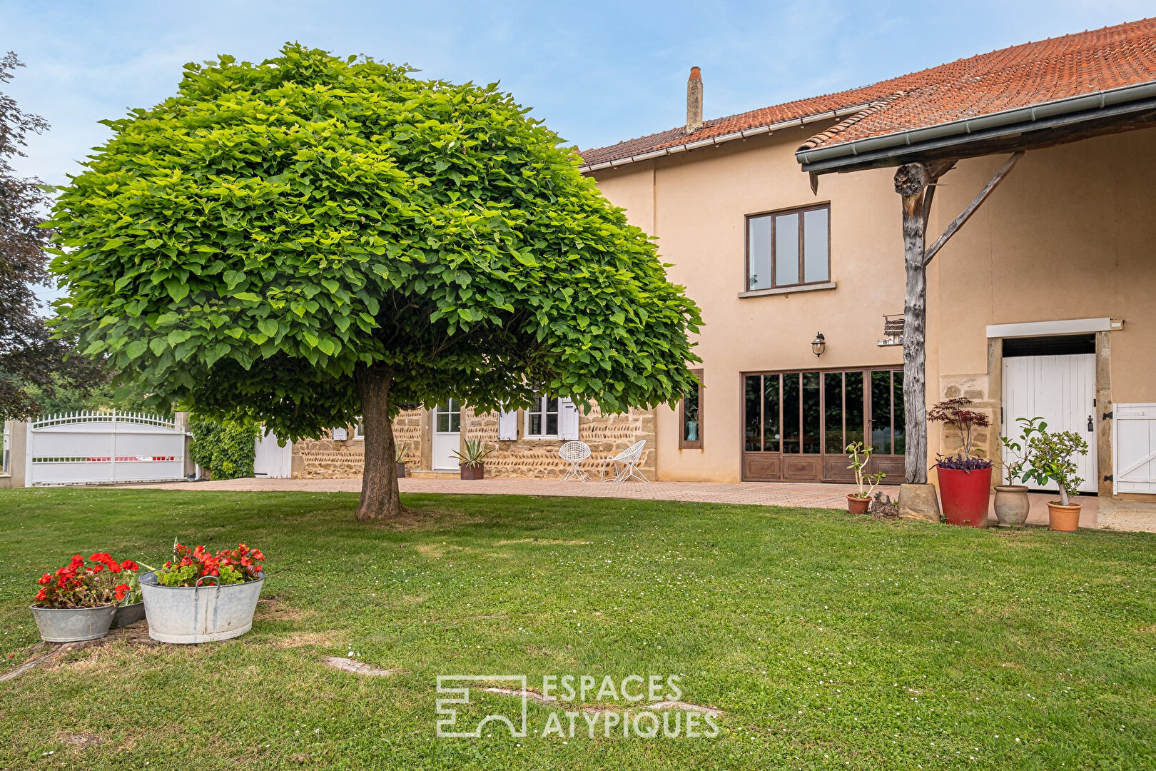 Charming renovated country house with swimming pool