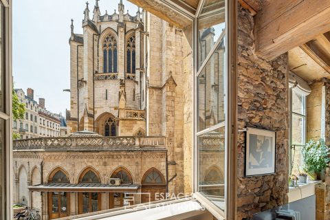 Character apartment in double destination facing the Saint-Nizier church