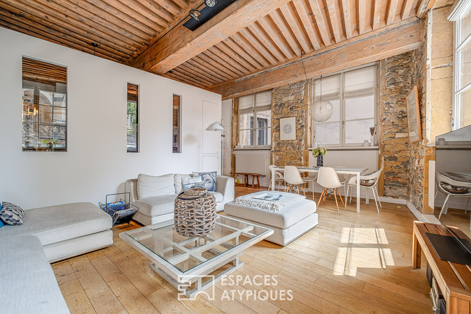 Character apartment in double destination facing the Saint-Nizier church