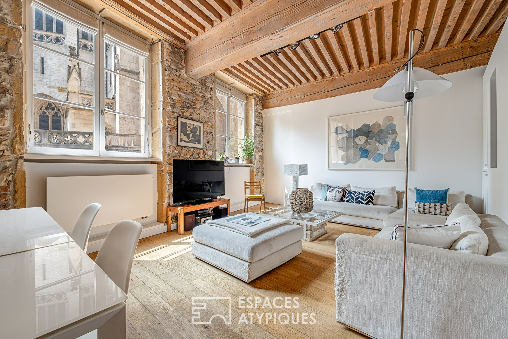 Character apartment in double destination facing the Saint-Nizier church