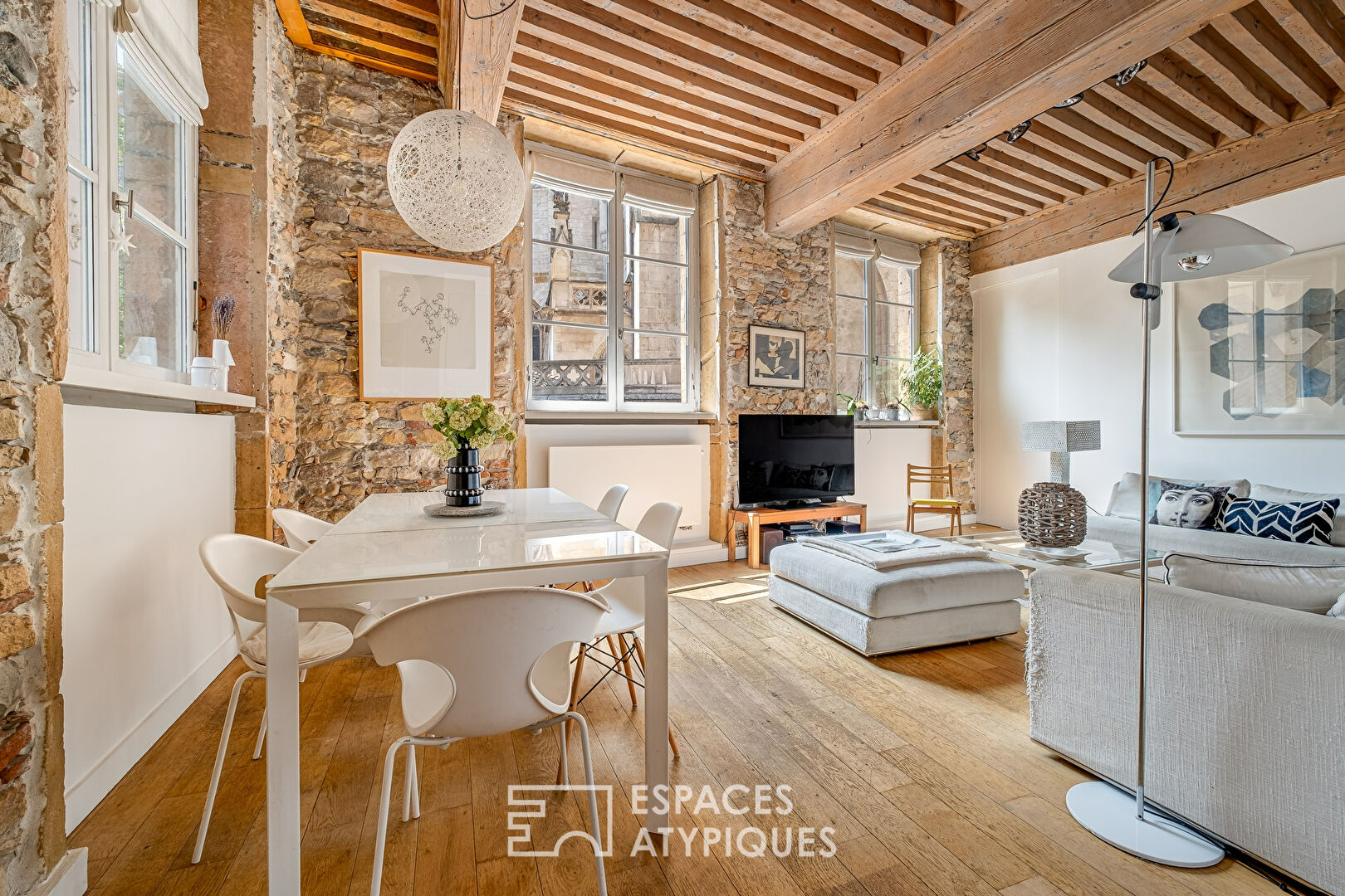 Character apartment in double destination facing the Saint-Nizier church