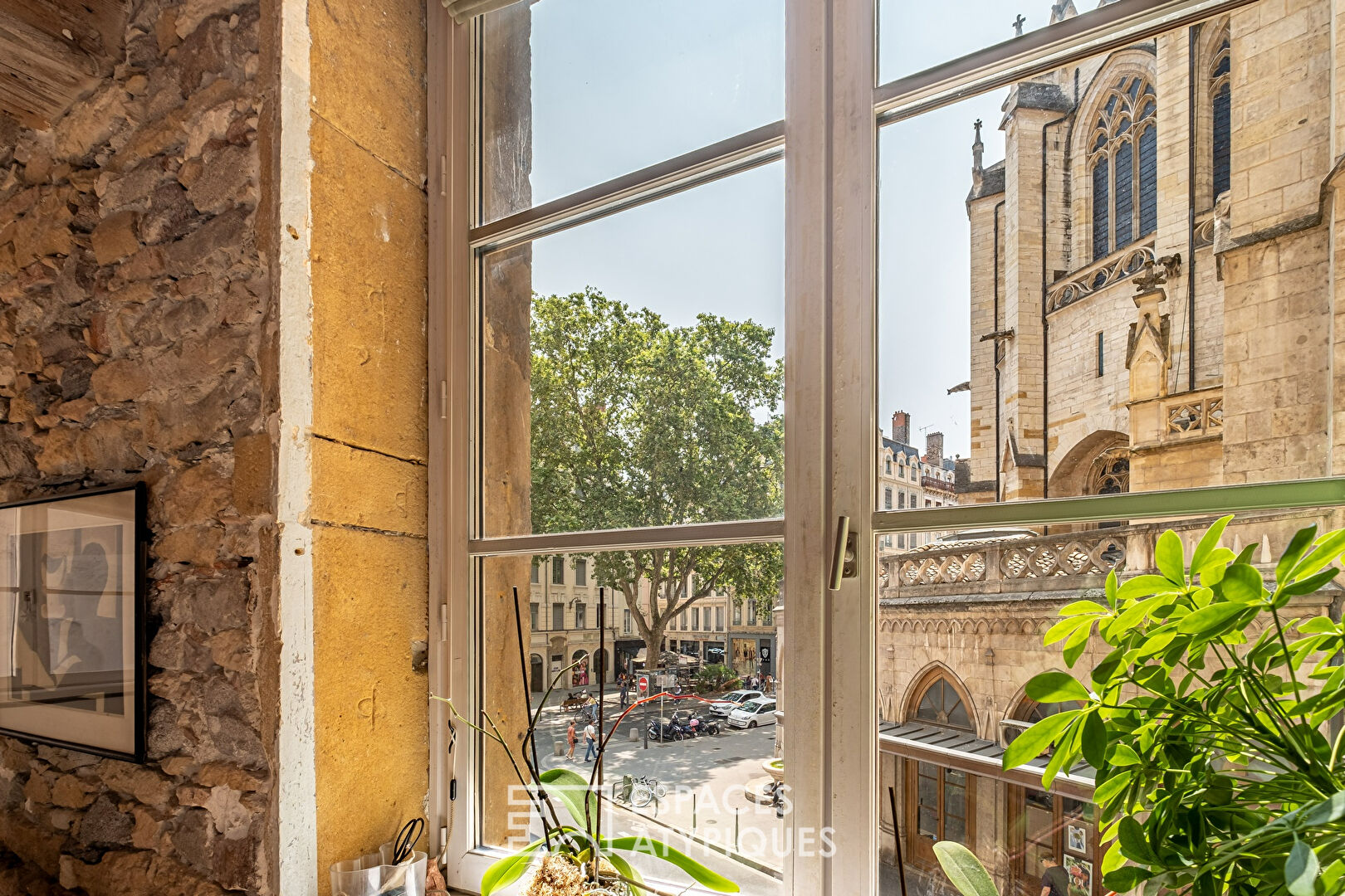 Character apartment in double destination facing the Saint-Nizier church