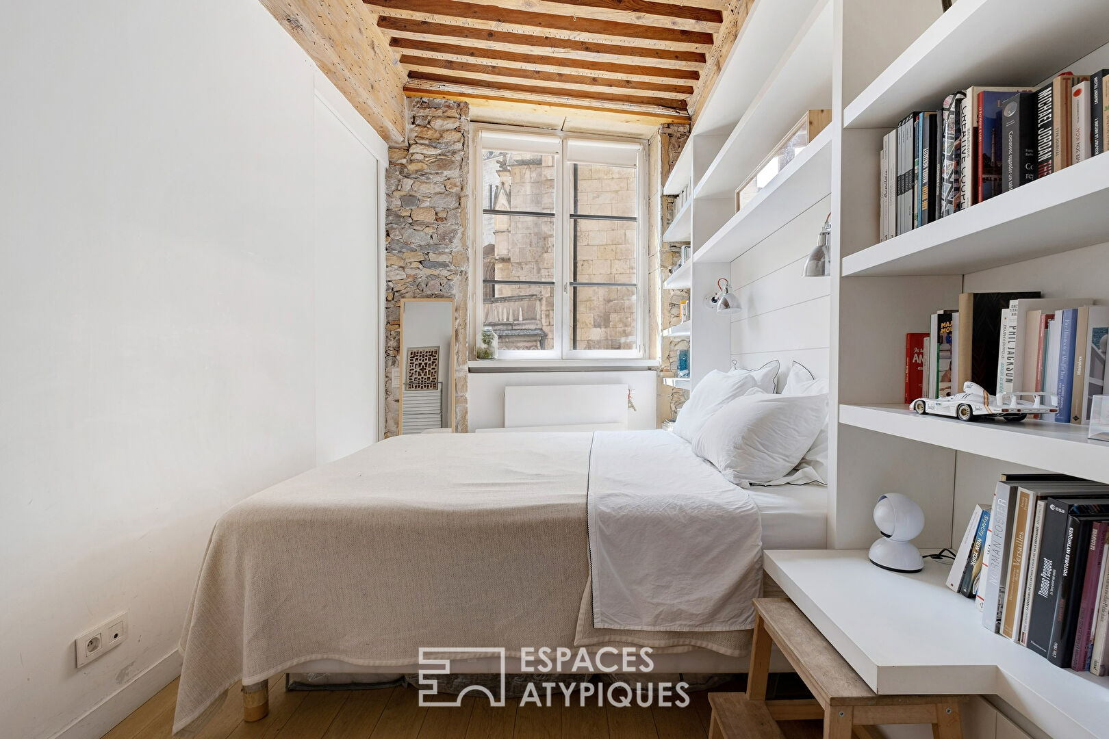 Character apartment in double destination facing the Saint-Nizier church