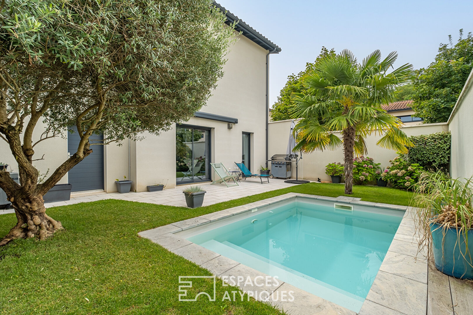 Contemporary house with swimming pool