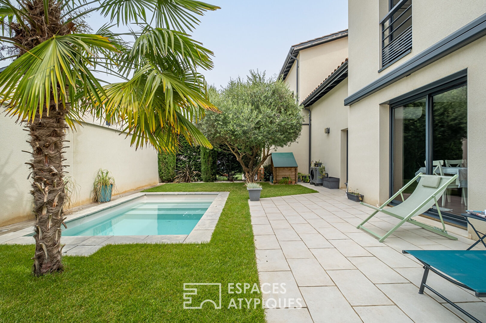 Contemporary house with swimming pool