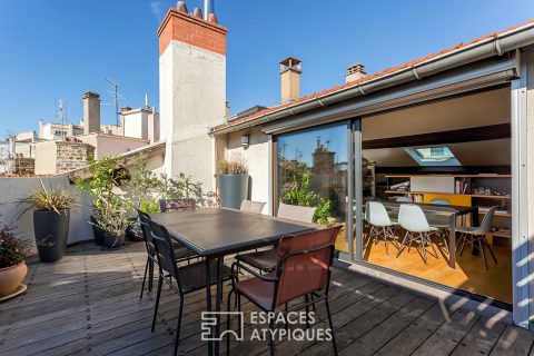 Old on the top floor with Tropezian terrace at the foot of the metro