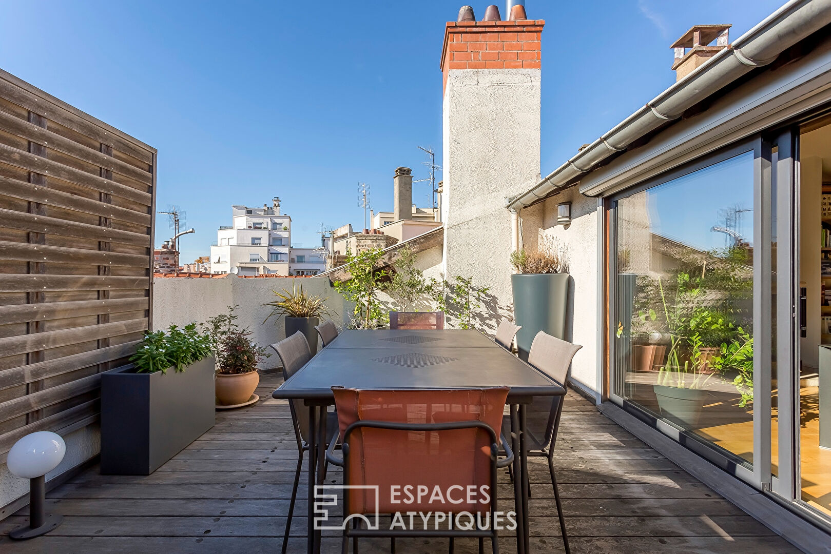 Old on the top floor with Tropezian terrace at the foot of the metro