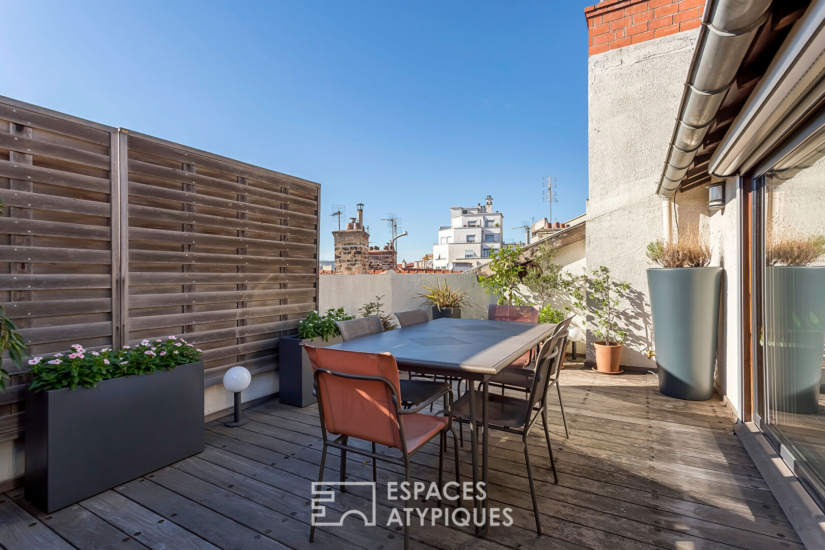 Old on the top floor with Tropezian terrace at the foot of the metro