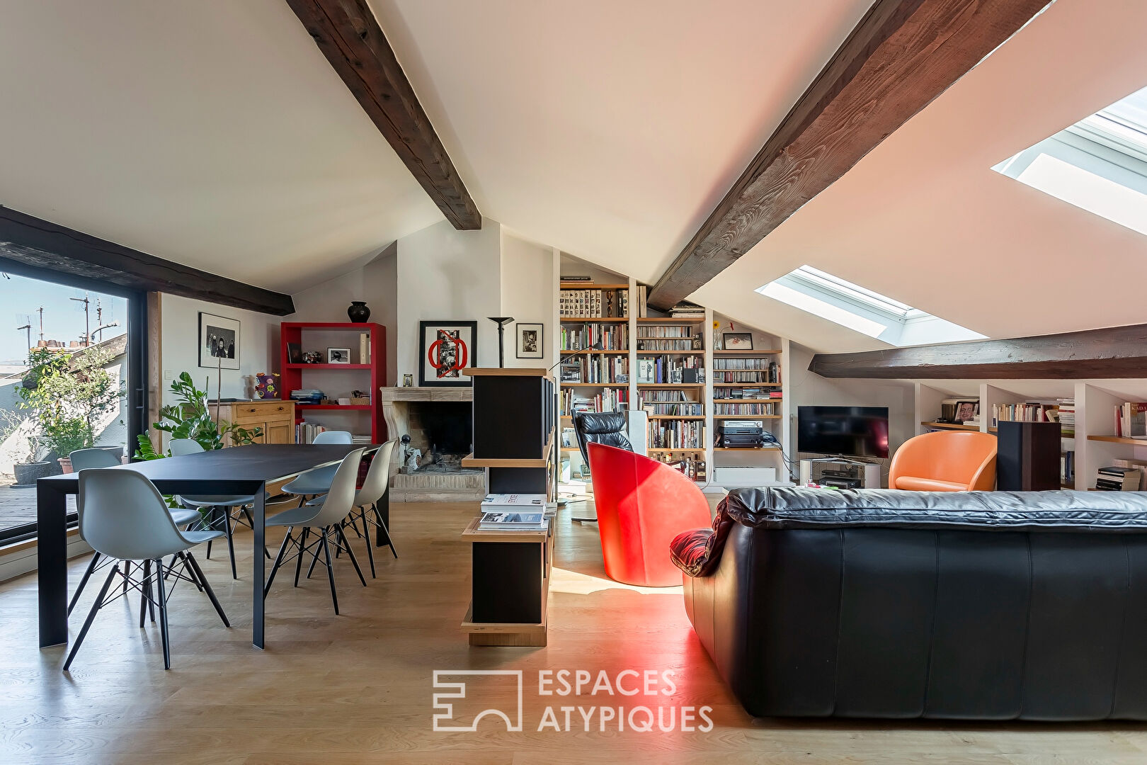 Old on the top floor with Tropezian terrace at the foot of the metro