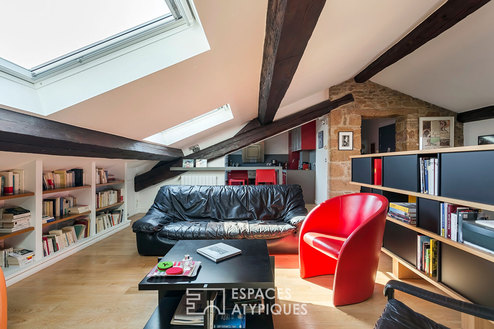 Old on the top floor with Tropezian terrace at the foot of the metro