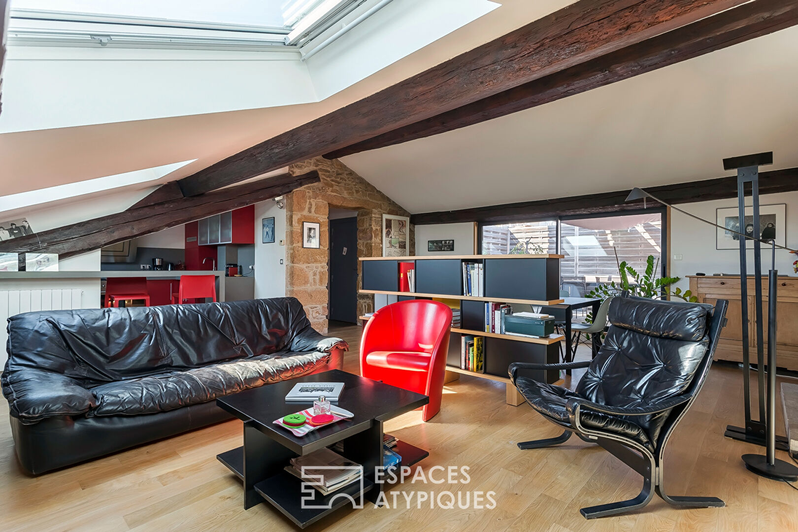 Old on the top floor with Tropezian terrace at the foot of the metro