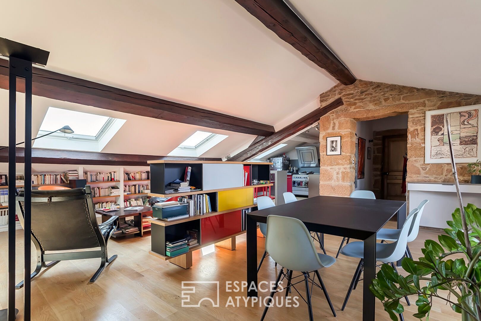 Old on the top floor with Tropezian terrace at the foot of the metro