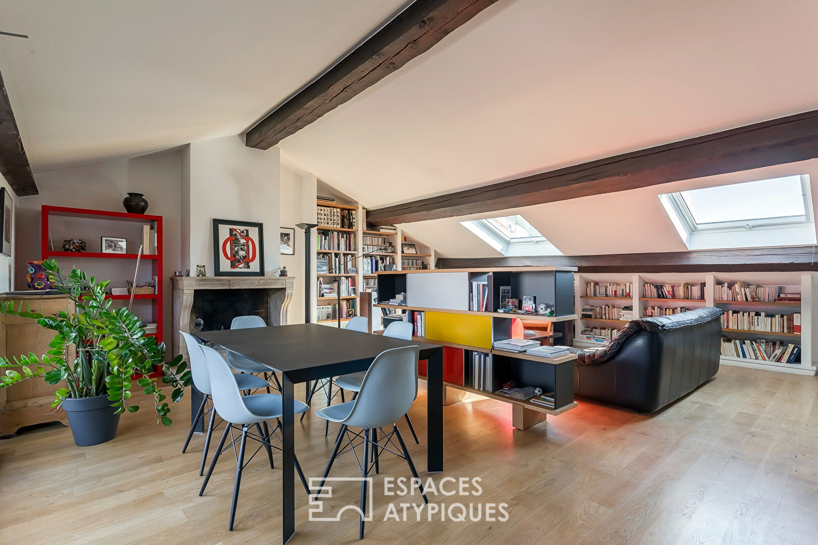 Old on the top floor with Tropezian terrace at the foot of the metro