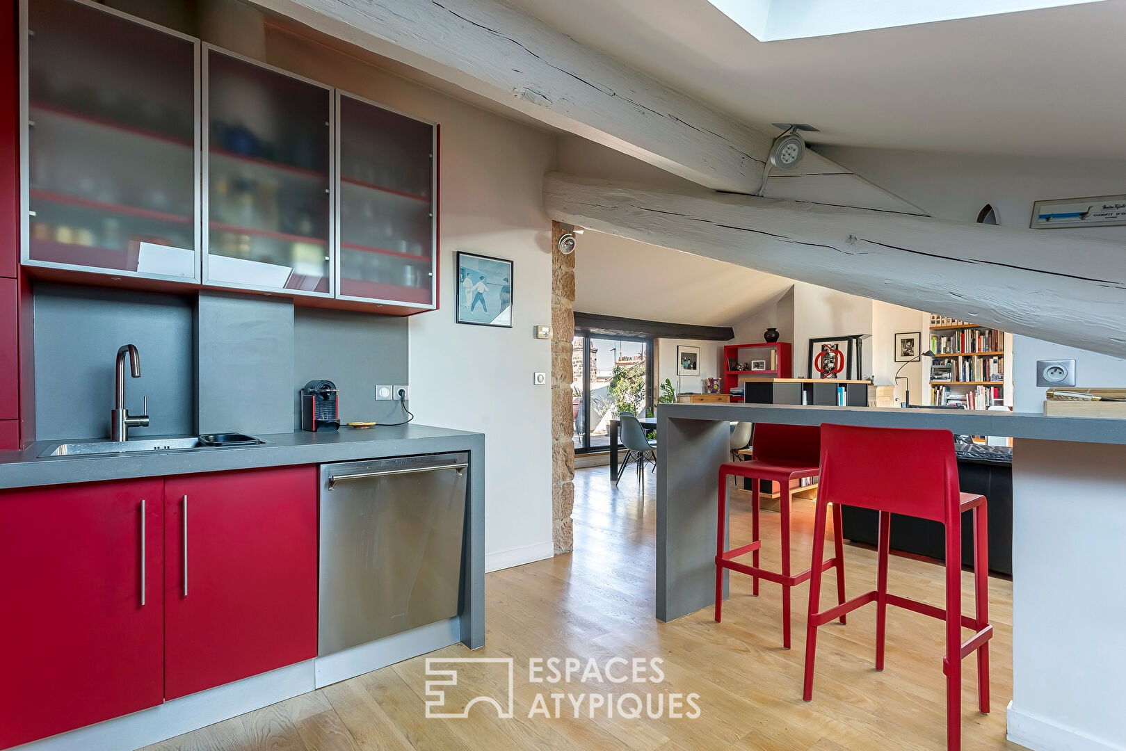 Old on the top floor with Tropezian terrace at the foot of the metro