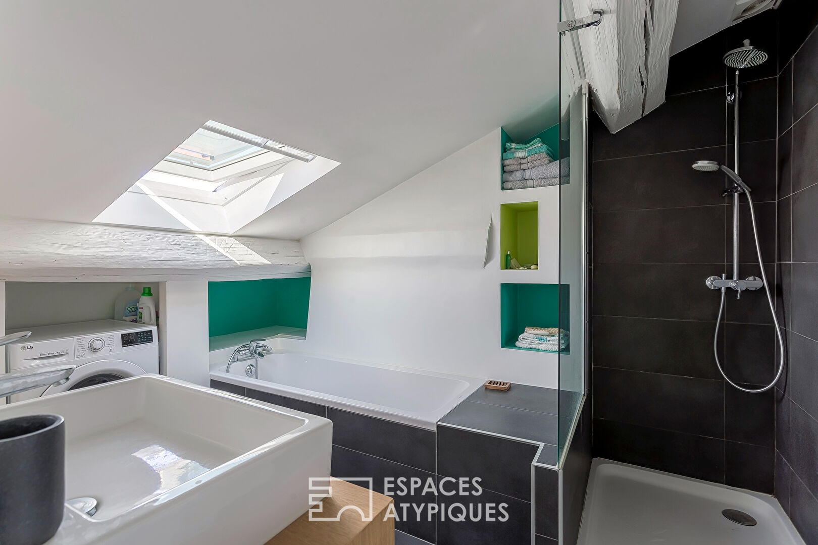 Old on the top floor with Tropezian terrace at the foot of the metro