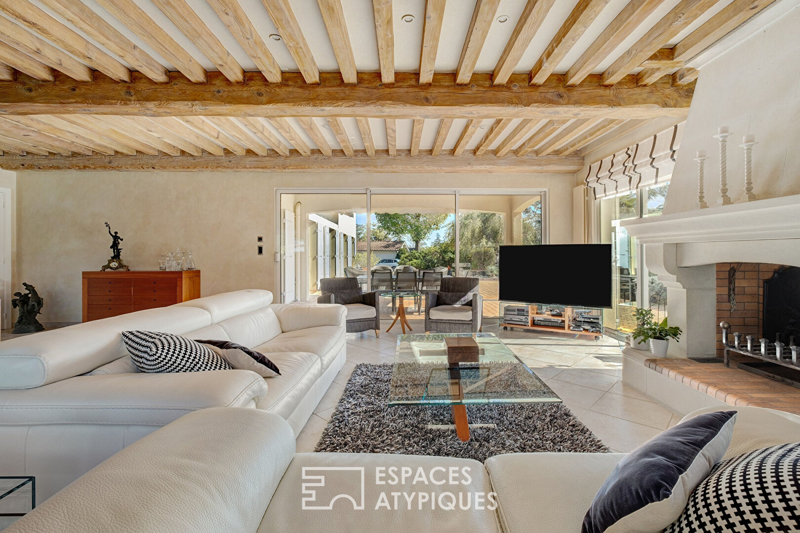Exceptional property and its building land