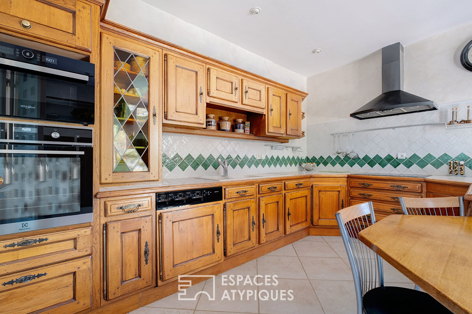 Exceptional property and its building land