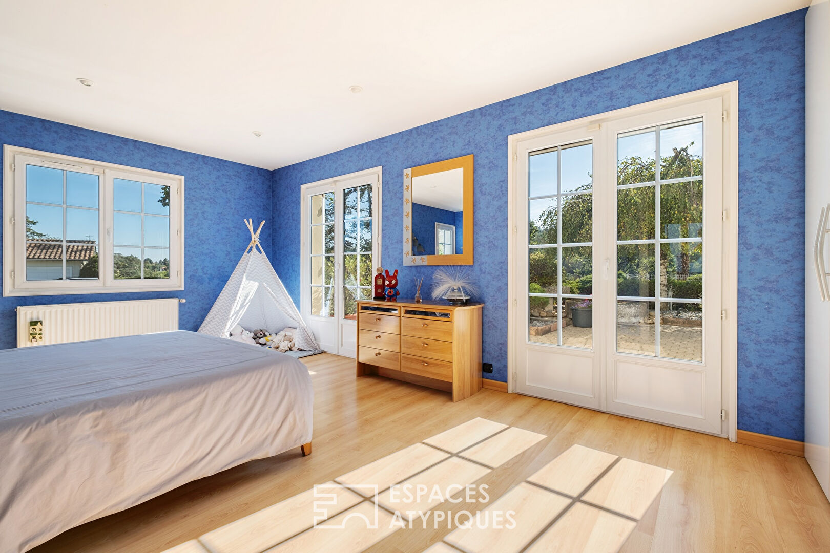 Exceptional property and its building land
