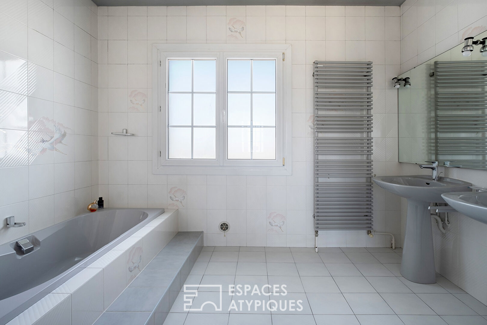 Exceptional property and its building land