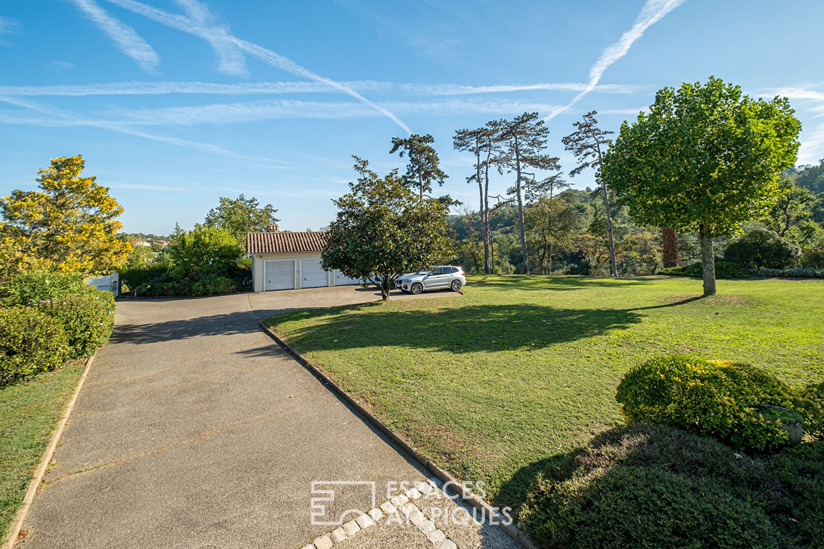Exceptional property and its building land