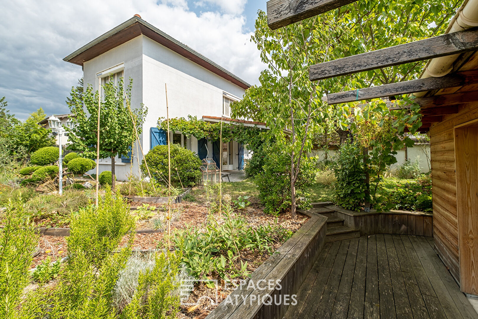 Quiet house with outbuilding