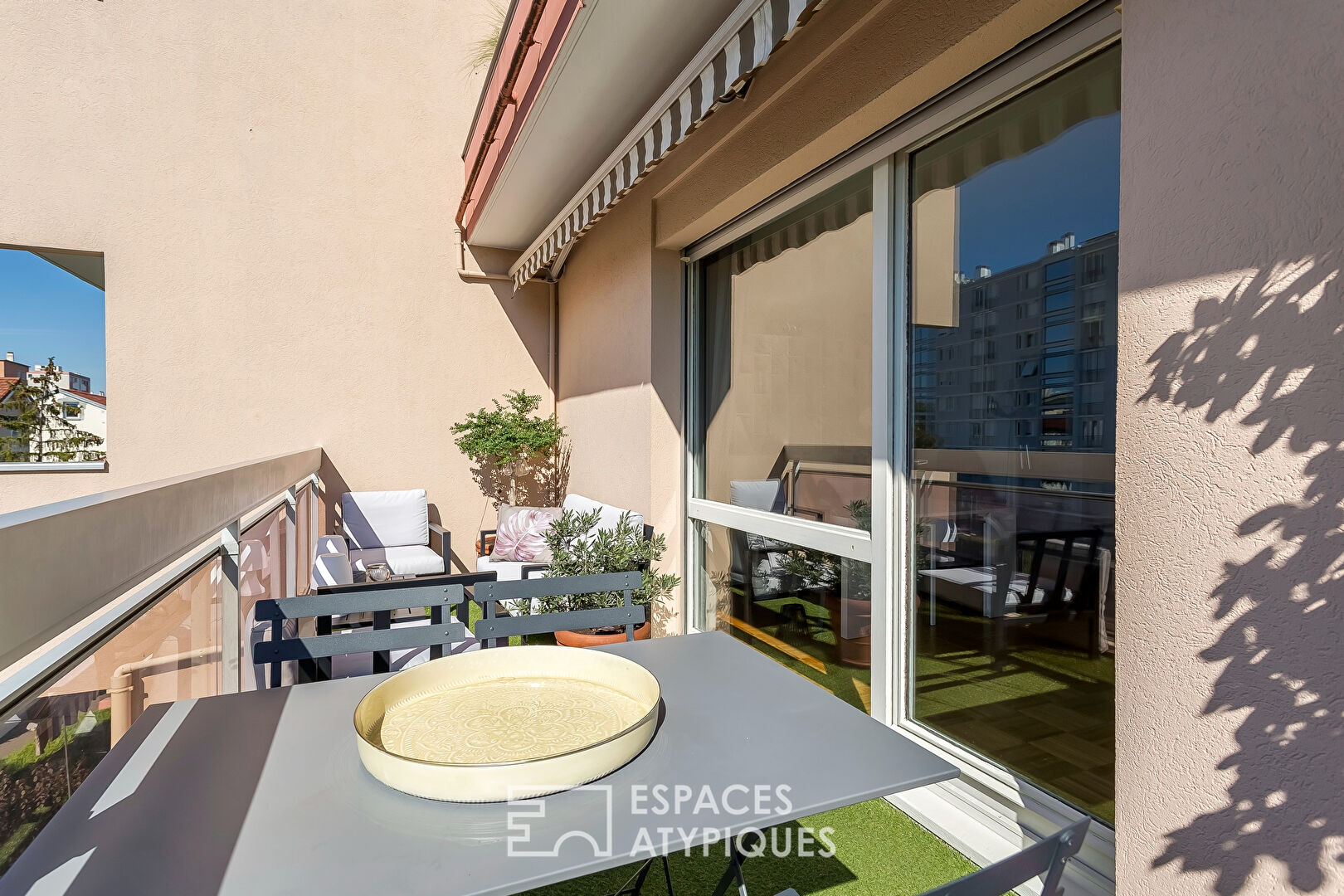 Appartement avec terrasse à proximité du métro CUIRE