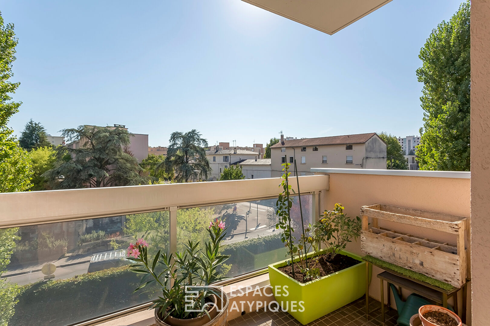 Appartement avec terrasse à proximité du métro CUIRE