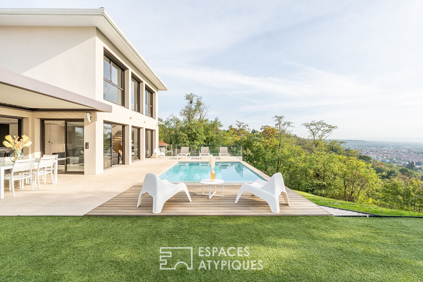 Contemporary villa with a contemplative view