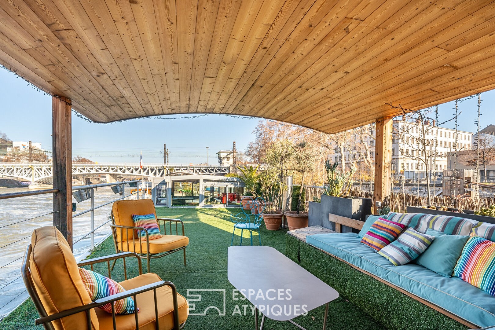 Magnificent Freycinet barge in the heart of Lyon