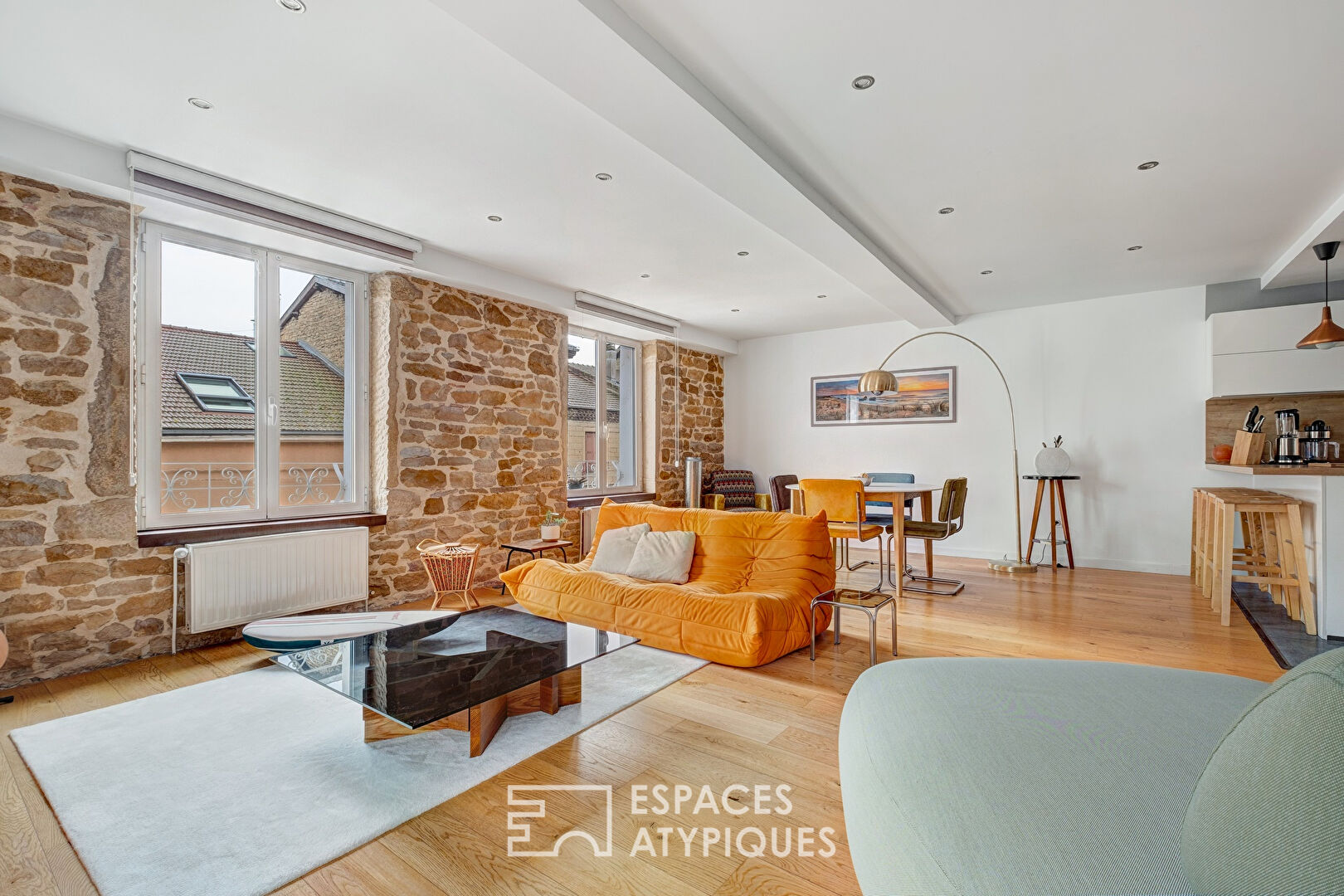 Renovated duplex with contemporary renovation with balcony in the very center
