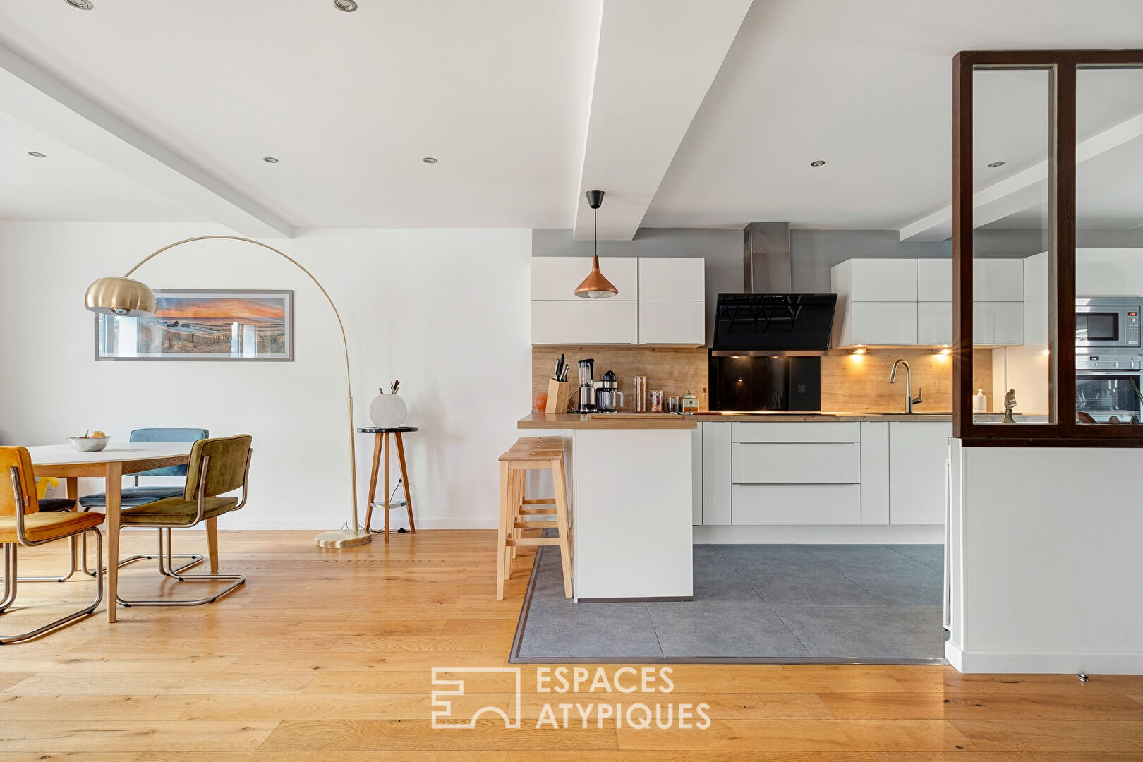 Renovated duplex with contemporary renovation with balcony in the very center