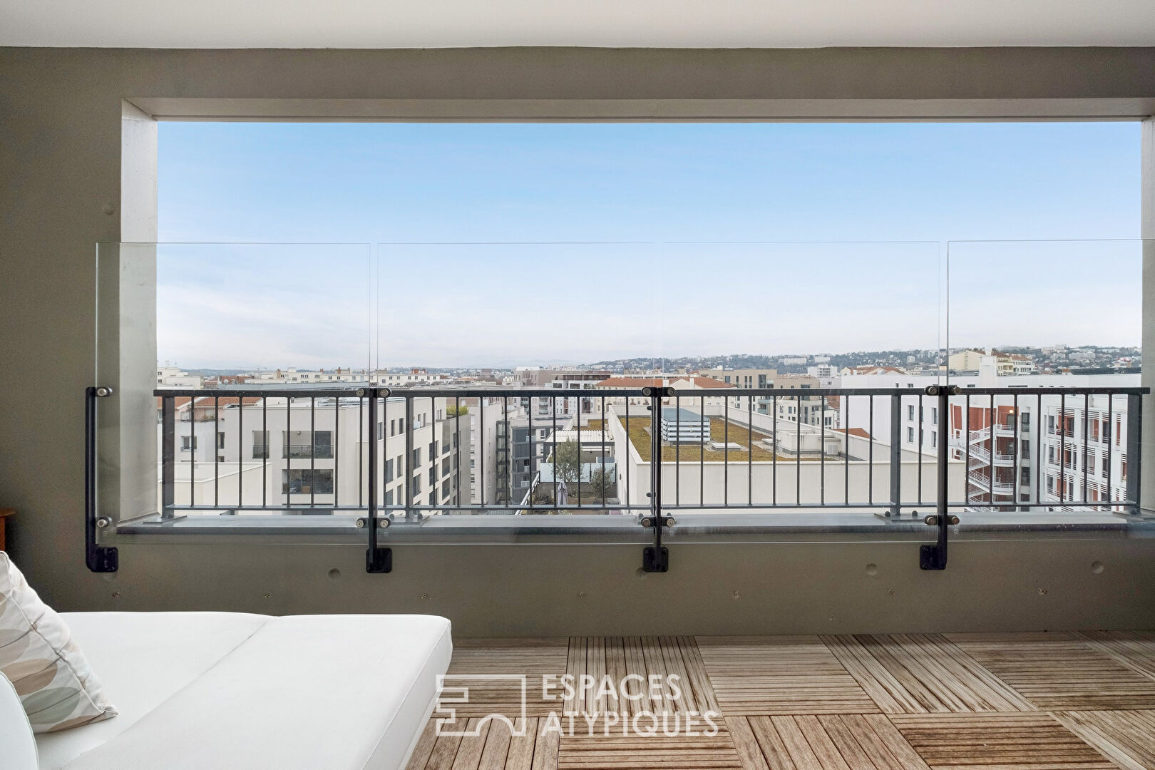 Apartment with double terraces