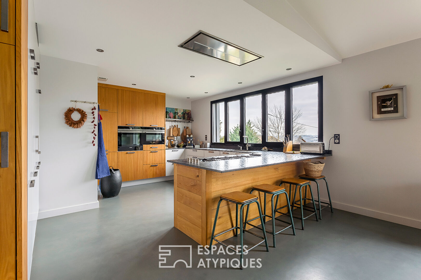 Family home with contemporary extension in St-Genis-Laval