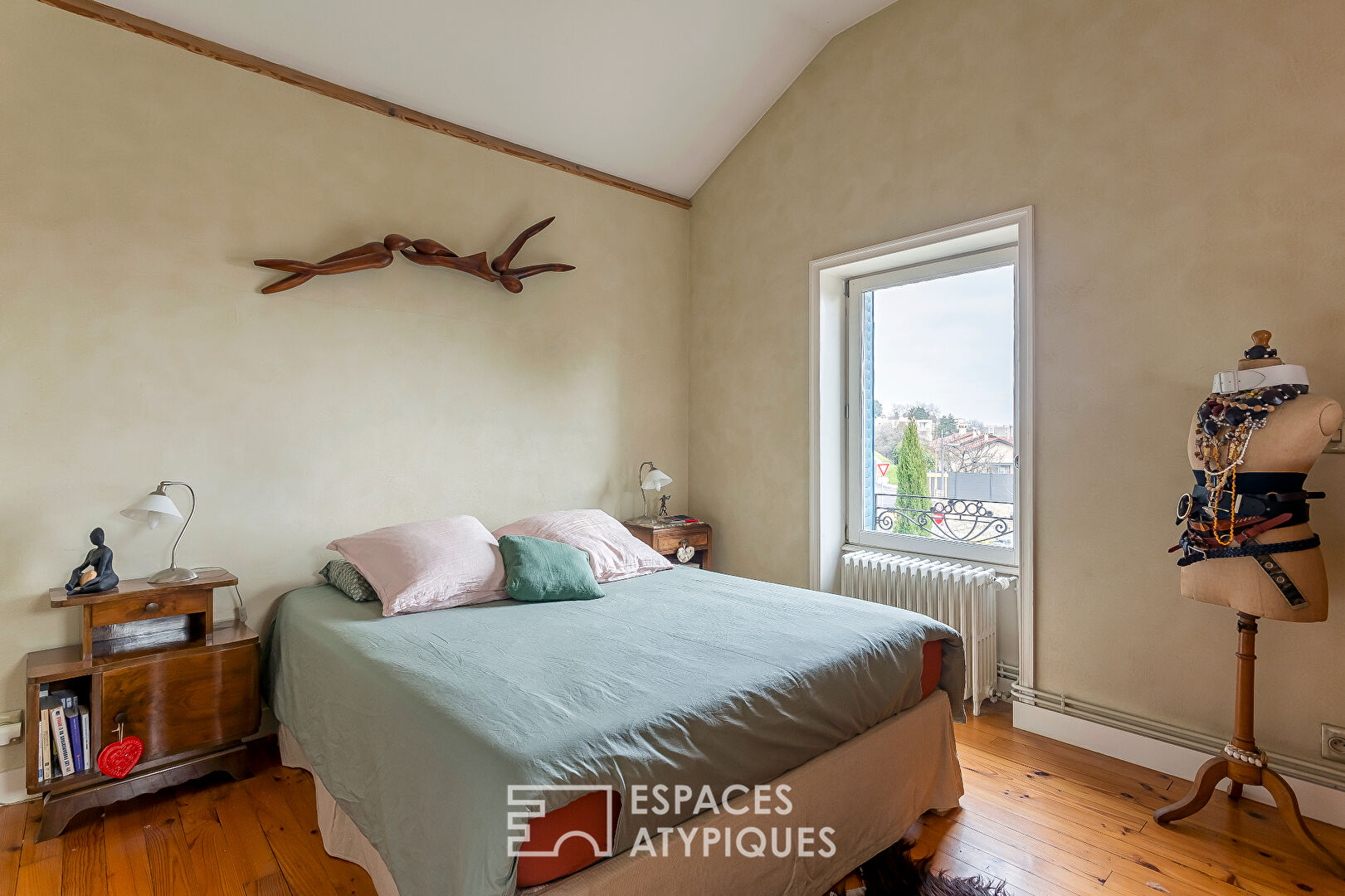 Family home with contemporary extension in St-Genis-Laval
