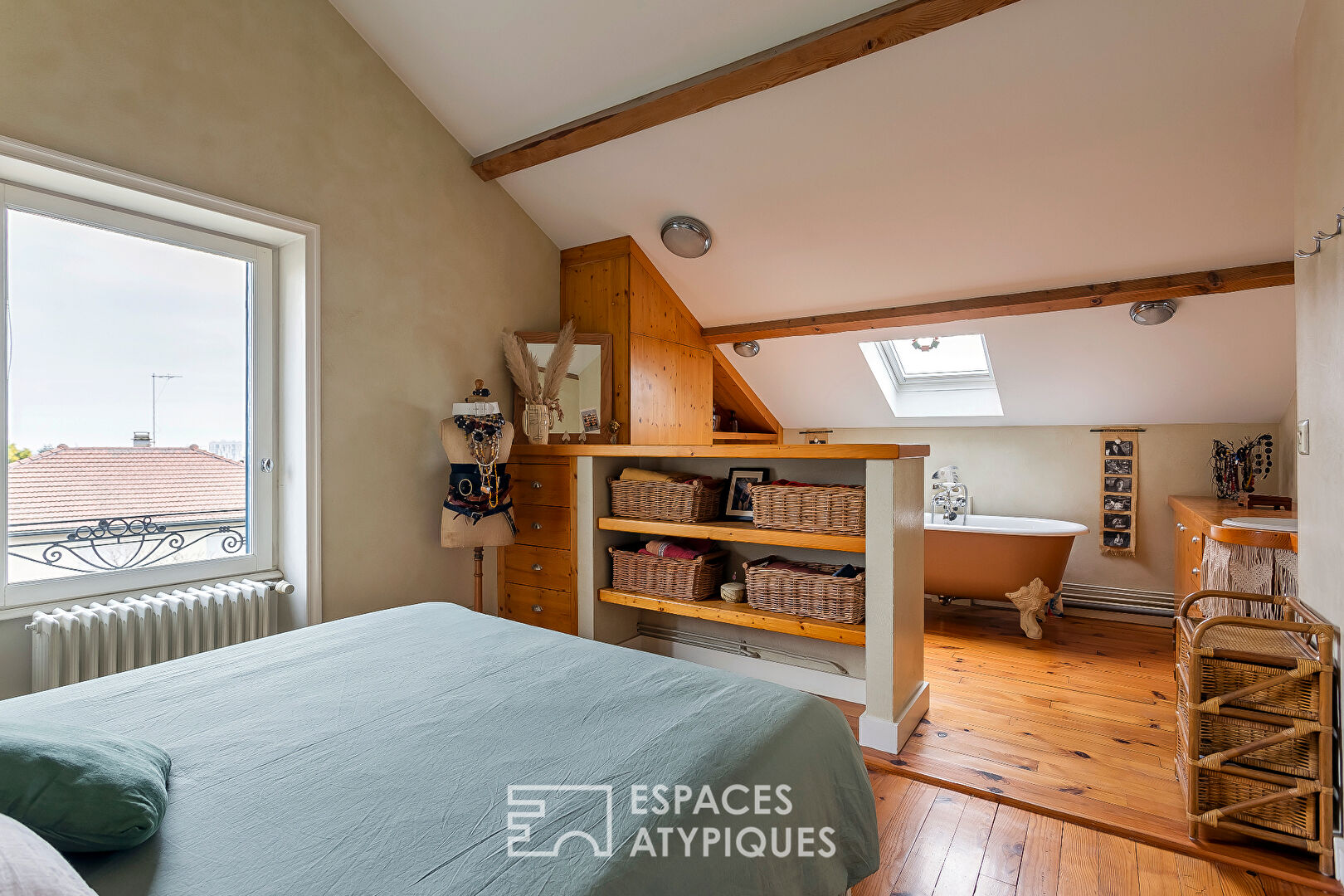 Family home with contemporary extension in St-Genis-Laval