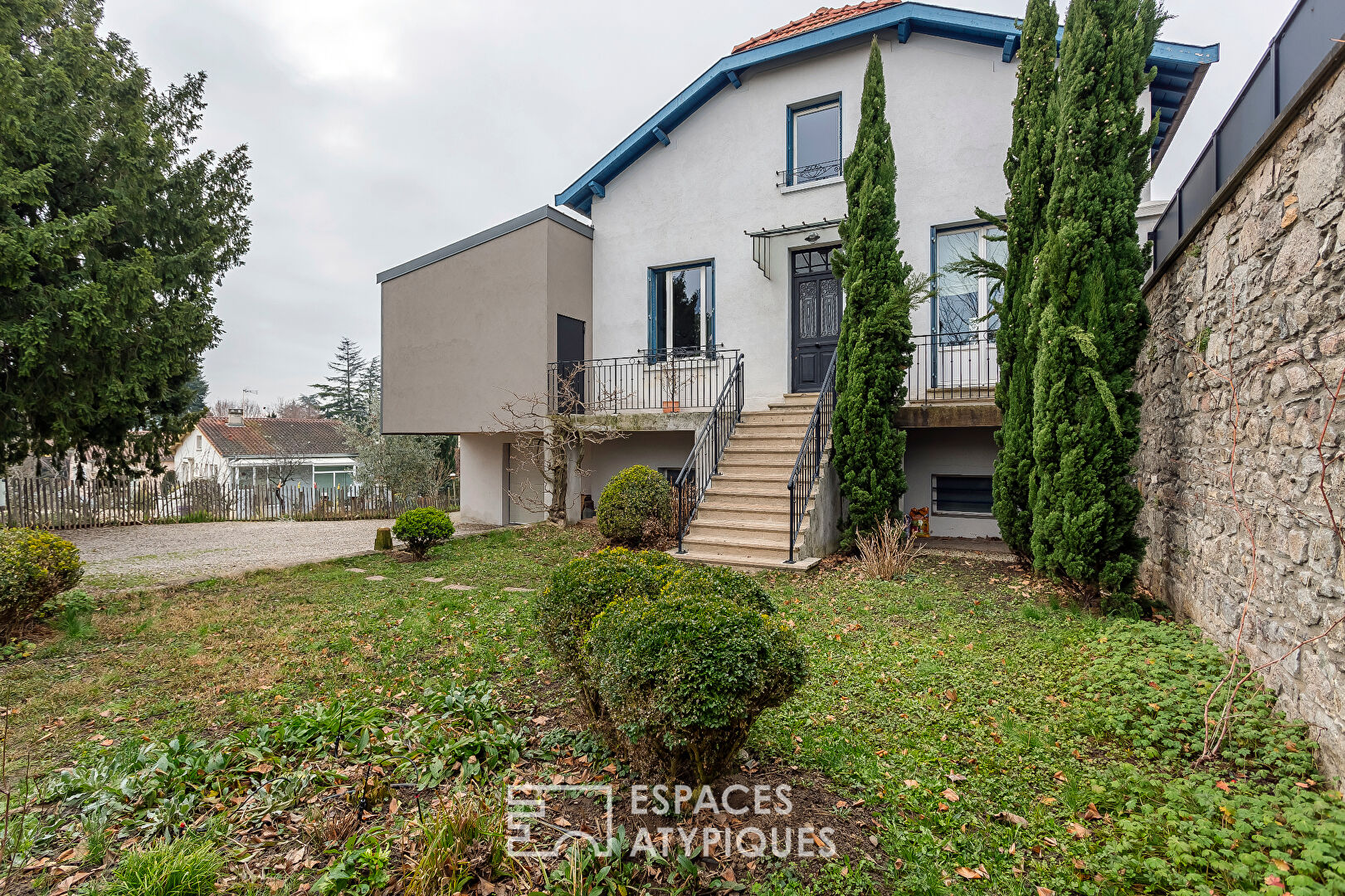 Family home with contemporary extension in St-Genis-Laval