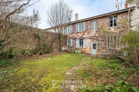 Maison ancienne avec jardin en plein centre bourg de Caluire