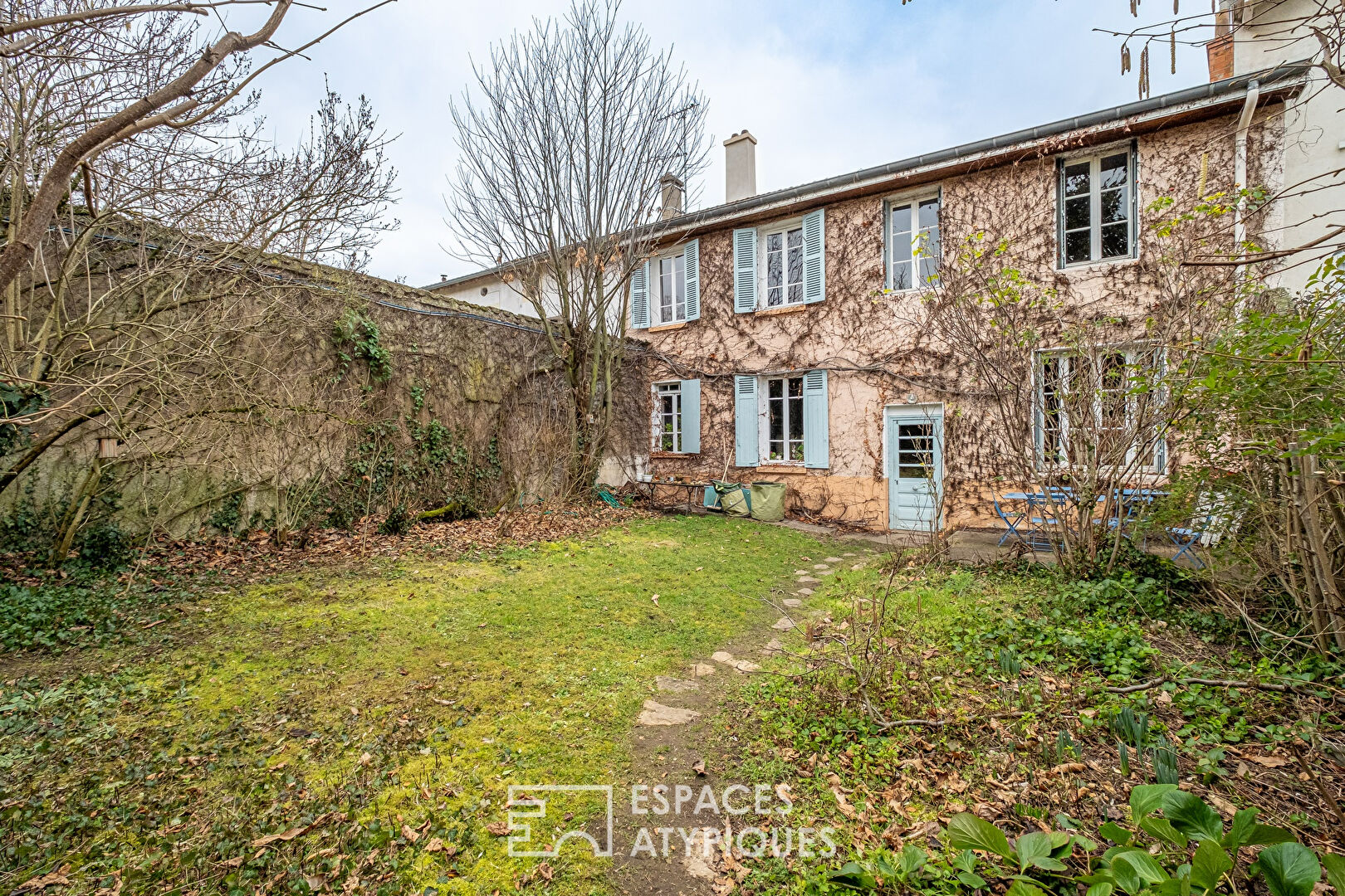 Old house with garden in the town center of Caluire