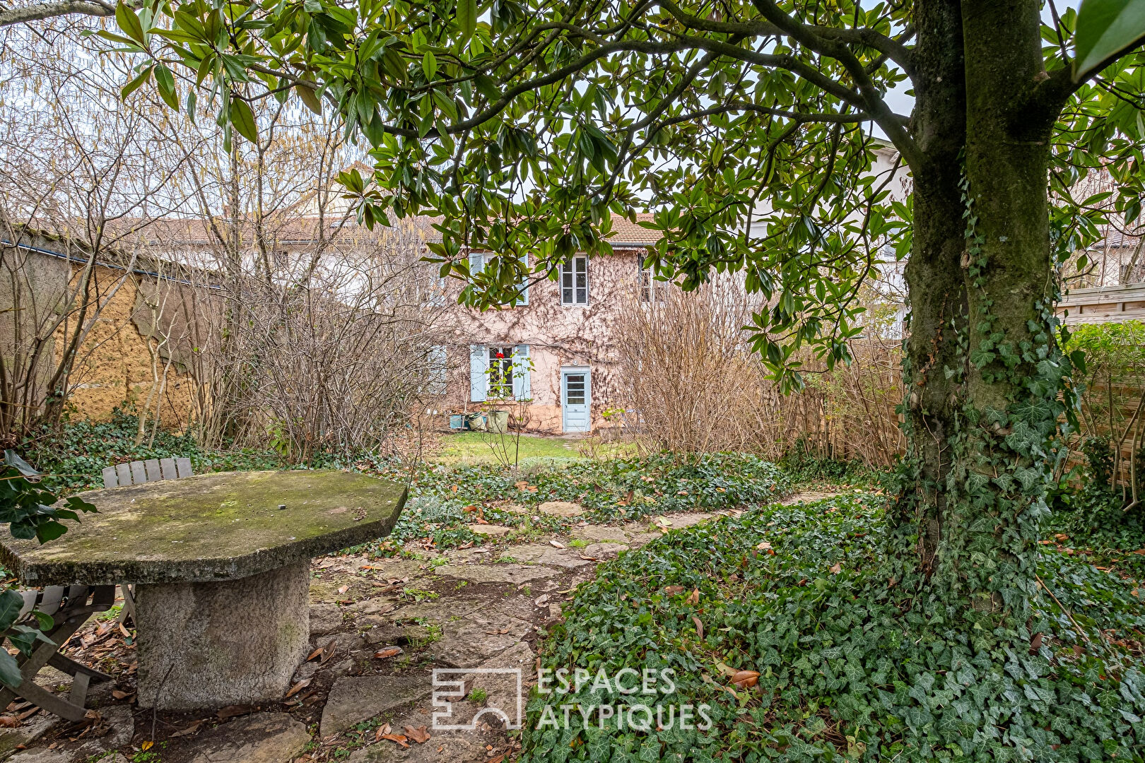 Maison ancienne avec jardin en plein centre bourg de Caluire