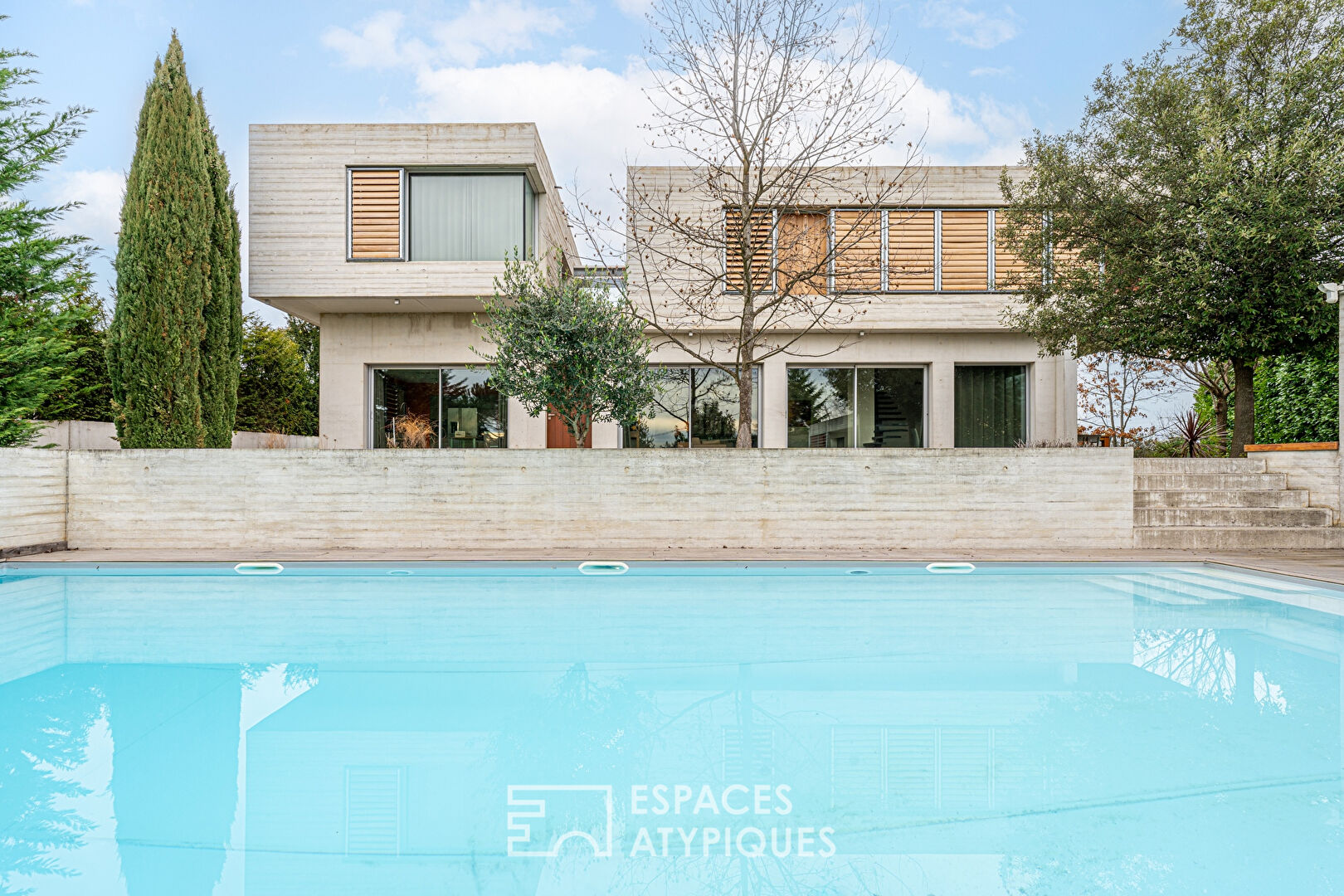 Maison d’architecte en structure béton avec piscine