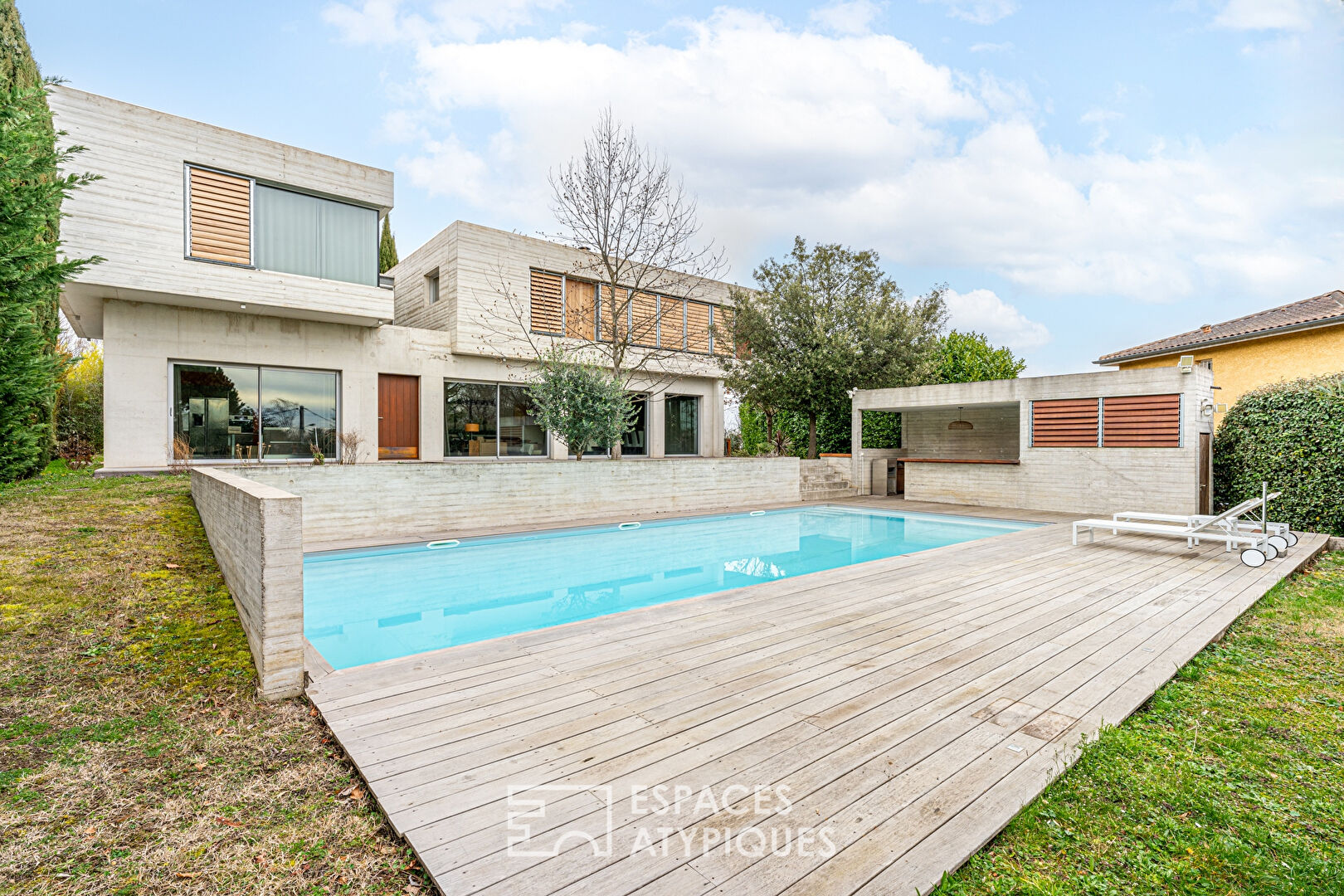 Maison d’architecte en structure béton avec piscine