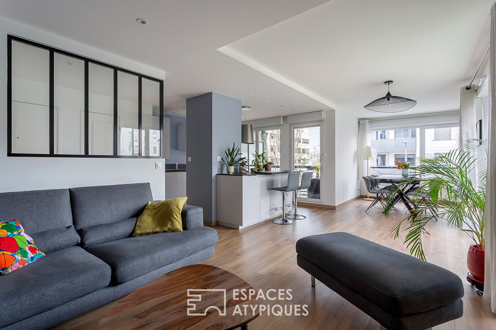 Rénovation contemporaine avec balcon à deux pas du métro