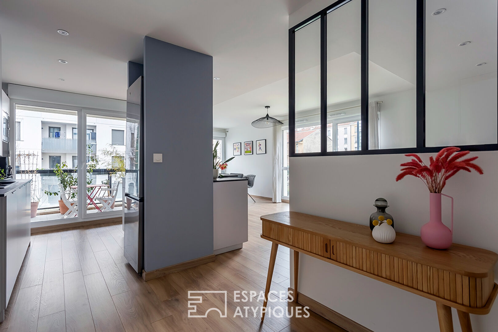 Rénovation contemporaine avec balcon à deux pas du métro